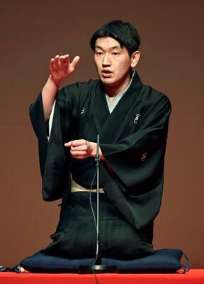 　「公推協杯　全国若手落語家選手権」の第２回予選に参加した柳家小ふねさん＝１０日夜、東京都品川区