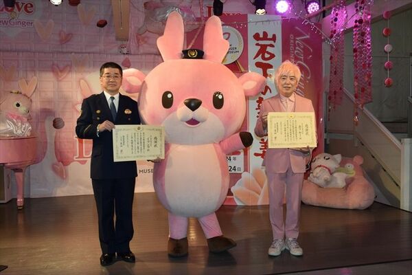吉田署長（左）から感謝状を受け取った「イワシカ」（中央）と岩下社長（左）