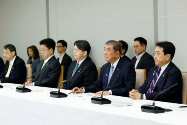 　月例経済報告等に関する関係閣僚会議に臨む石破首相（右から２人目）ら＝２９日午後、首相官邸