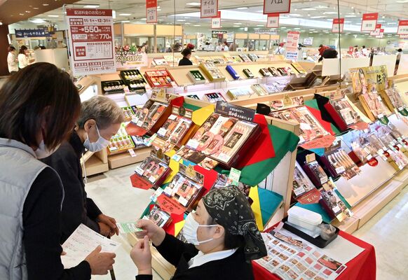 販売員の説明を聞きながらお歳暮を選ぶ買い物客＝16日午前11時５分、宇都宮市宮園町