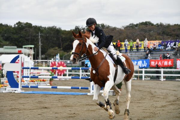馬術成年女子二段階障害飛越　ライフ・イズ・ビューティフル号を操り、優勝した広田思乃＝那須塩原市の地方競馬教養センター