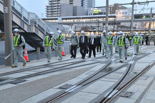 事故現場のＪＲ宇都宮駅東口停留場付近を調査する専門家ら＝22日、宇都宮市宮みらい