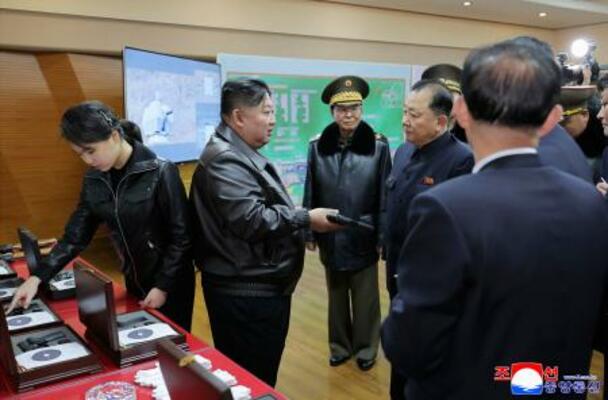 　軍需工場を訪れ、新型の拳銃の生産状況を視察する北朝鮮の金正恩朝鮮労働党総書記（左から２人目）。左端は娘＝１１日（朝鮮中央通信＝共同）