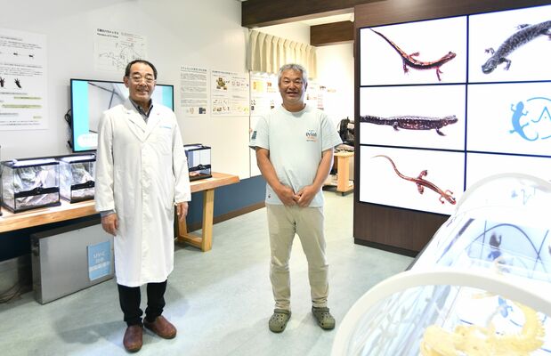 施設内で説明する篠崎所長(写真左)と関展示飼育部長