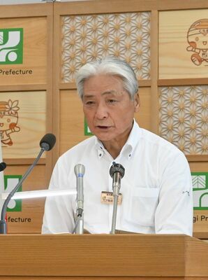 定例記者会見に臨む福田富一知事＝11日午後、県庁