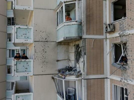 　ウクライナ軍の無人機攻撃で損傷を受けたモスクワ州の集合住宅＝１７日、クラスノゴルスク（ロイター＝共同）