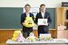 うんこドリルとコラボした金融教育教材を宇都宮市戸祭小に寄贈した足銀の大塚専務(左)。右は松浦校長=7日午後、同校