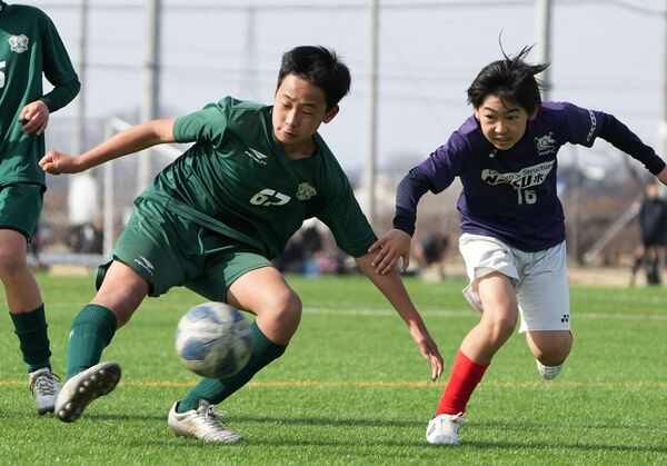 準々決勝　後半18分、ヴェルフェ矢板Ｕ12ｂｌａｎｃ（塩南）のＦＷ小川（左）がゴールを決める＝真岡ハイトラ運動公園運動広場、橋本裕太撮影