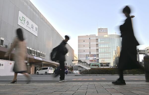 流れる＝２０２４年12月３日朝、小山市城山町３丁目、河野光吉撮影