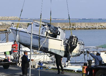 　沖縄県名護市辺野古沖で転覆し、引き揚げられる船「不屈」＝１６日、辺野古漁港