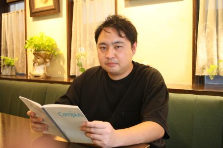 インタビューに応じる勝又受刑者の弟の高瀬有史さん＝２０２４年６月、東京都北区