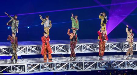 　ライブでパフォーマンスをする「Ｓｎｏｗ　Ｍａｎ」のメンバー＝東京都文京区の東京ドーム