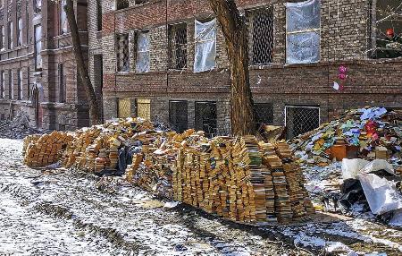 　ウクライナ南東部マリウポリ市の大学図書館にあったウクライナの本。ロシアの占領当局に廃棄された（市提供・共同）