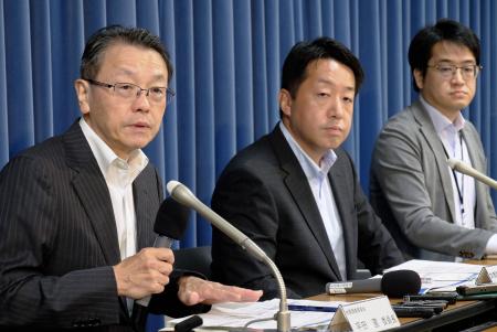 　記者会見する地震調査委員会の平田直委員長（左）ら＝１８日、東京都千代田区