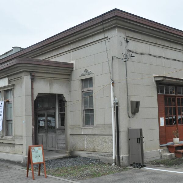 佐野・旧葛生郵便局が昭和レトロなカフェに 本格的なカフェラテ提供