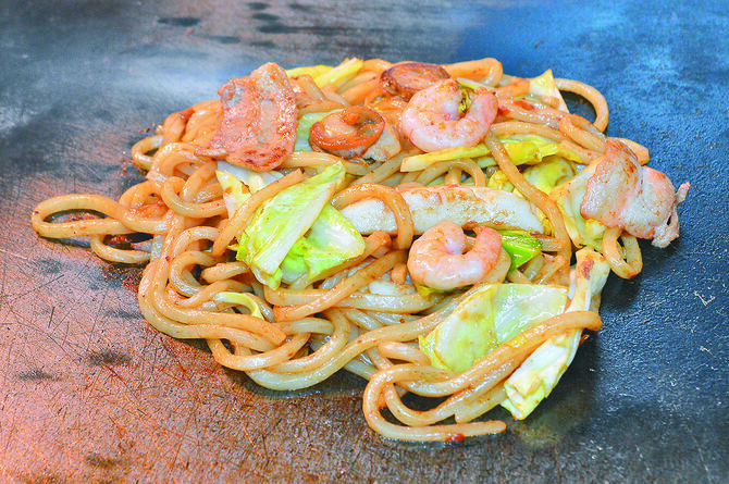 豚、イカ、エビ、ホタテ、キャベツが入って食べ応え抜群「ソース焼きうどん」