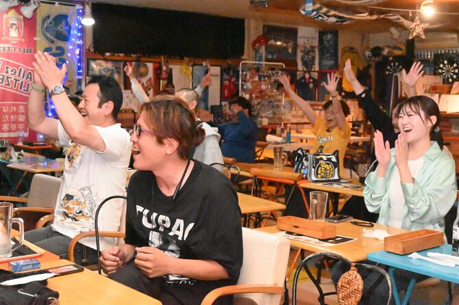 ブレックスの活躍に盛り上がるファンたち=27日夜、宇都宮市春日町