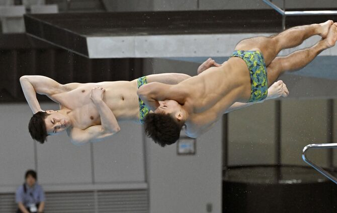 男子シンクロ３メートル板飛び込み決勝　優勝した須山（奥）、伊熊組の６回目の演技＝東京アクアティクスセンター、森田大地撮影