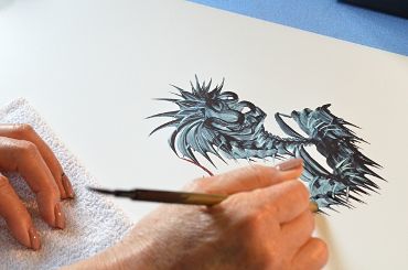 顔は小筆で描きます