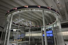 東証、午前終値２１１円高