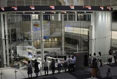 東証小幅続落、終値１３５円安