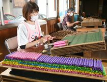 日光で杉線香作り