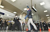 栃木駅で不審者対応訓練