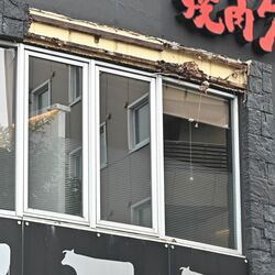 ＪＲ宇都宮駅前の飲食店の外壁落下　男性２人軽傷《動画あり》