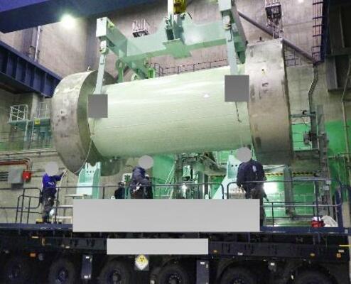 青森県むつ市の中間貯蔵施設に搬入された、核燃料を収めた金属製専用容器=27日(リサイクル燃料貯蔵提供、画像の一部が加工されています)