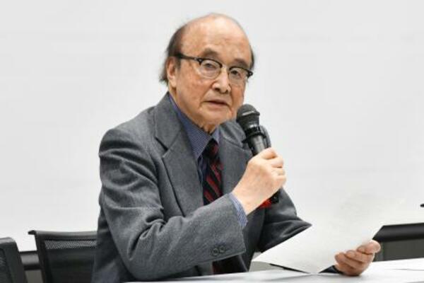 声明を読み上げる「国際アジア共同体学会」の会長の進藤栄一筑波大名誉教授=7日午後、東京都千代田区