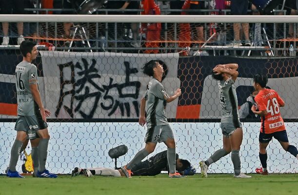 後半28分、３点目を許し、頭を抱える栃木ＳＣのＭＦ谷内田（右から２人目）ら＝ＮＡＣＫ５スタジアム大宮