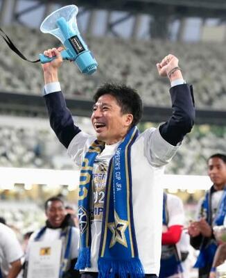 神戸を破り初優勝を果たし、サポーターと喜びを分かち合うサイバーエージェントの藤田晋社長=国立競技場