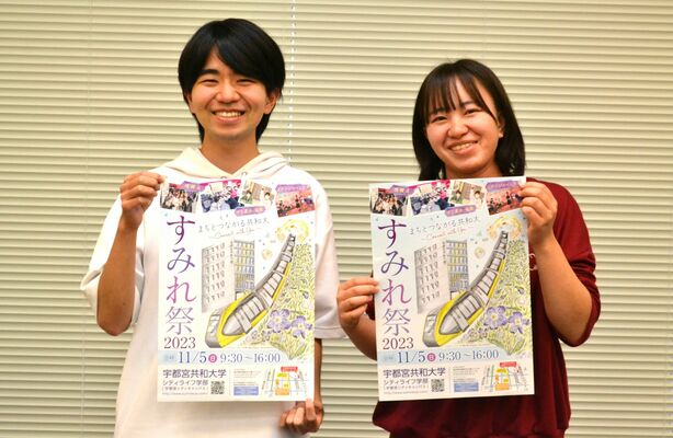 すみれ祭のポスターを手にする狐塚さんと岡安さん（右）。ポスターのイラストは３年の徳元蓮さんが描いた
