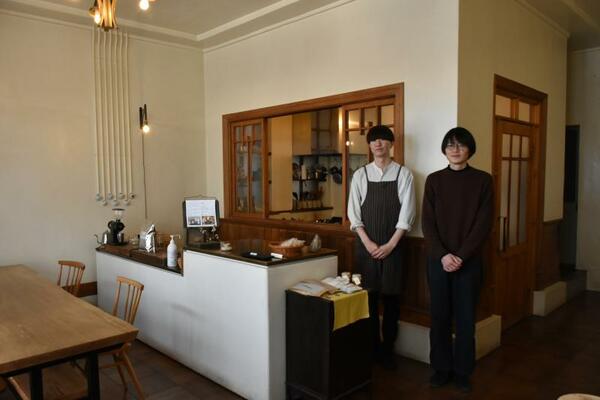 落ち着いた雰囲気の店内に立つ大波さん（右）と店長の熊倉海斗さん