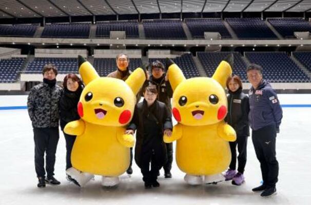 スケート教室に参加した伊藤みどりさん(中央手前)、本田武史さん(左端)、高橋成美さん(右から2人目)ら=14日、国立代々木競技場