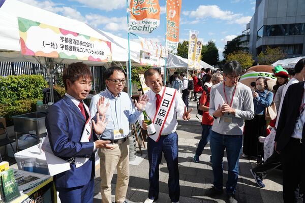 「一日店長」のＵ字工事が会場を盛り上げた「とちぎ誕生１５０祭」＝21日午前、東京都墨田区