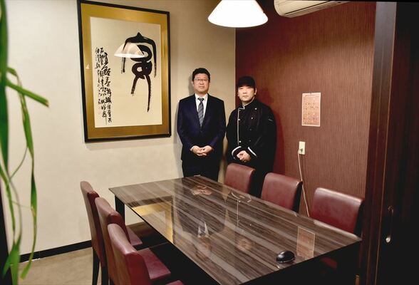 店内に立つオーナーの染谷さん（左）と支配人の北條さん