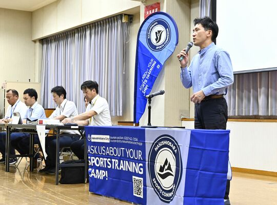 本年度総会であいさつする渡辺市長（右）