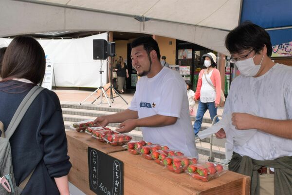 自身で作ったイチゴを売る生産者ら