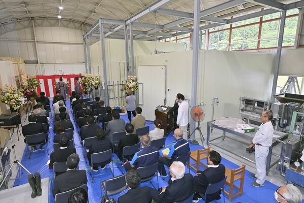小学校の体育館を改装した「前日光醸造所」の竣工式＝４日午後２時、鹿沼市上粕尾