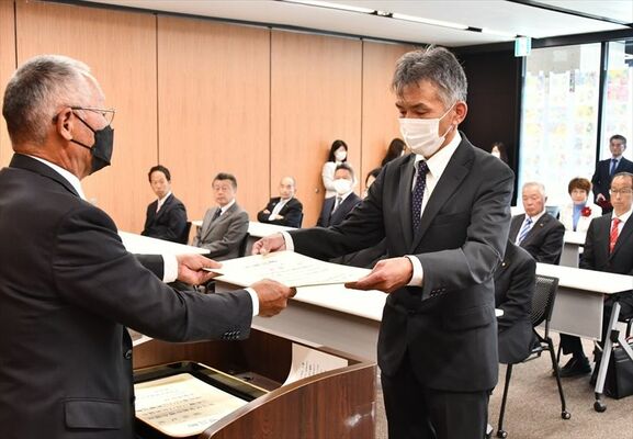 市役所で行われた当選証書授与式。21人が証書を受け取った
