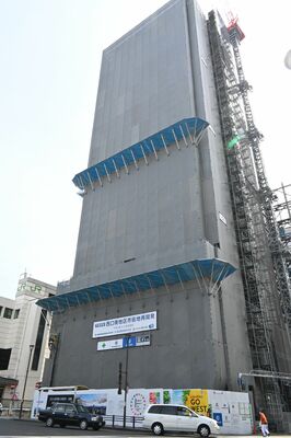 ＪＲ宇都宮駅西口で建設が進むアトラスタワー宇都宮＝13日午後、宇都宮市駅前通り３丁目
