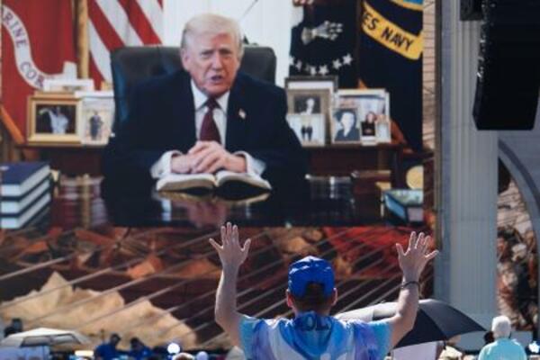 17日、米ワシントンで開かれた宗教イベントで流されたトランプ大統領のビデオメッセージ(AP=共同)