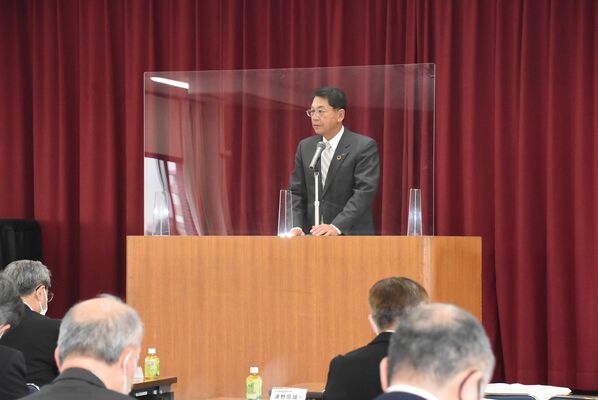 解散のあいさつをする大矢会長＝17日午後、県教育会館