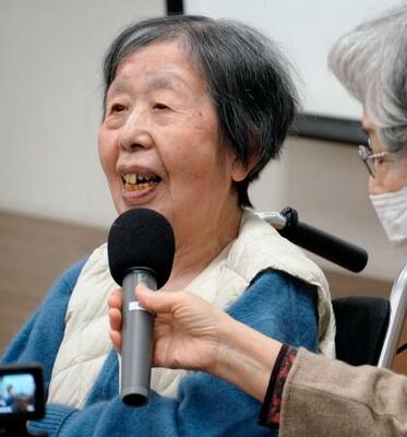 紙芝居の上演会に参加した松谷英子さん=13日午前、長崎市