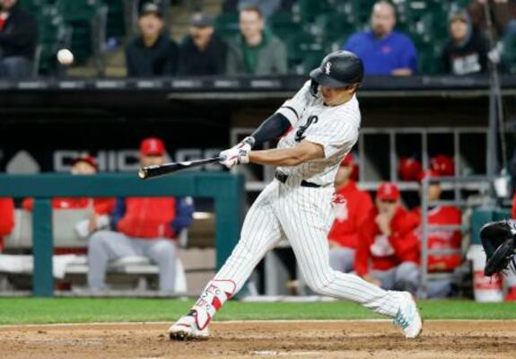 　エンゼルス戦の７回、１２号３ランを放つホワイトソックス・村上＝シカゴ（共同）