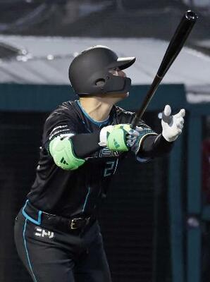 　６回日本ハム無死一、二塁、清宮幸が左中間に３ランを放つ＝楽天モバイルパーク