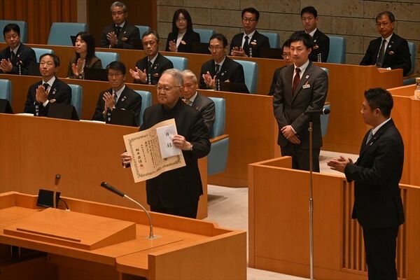 在職50年の表彰状を受け取った板橋氏（中央）＝30日午前、県議会本会議場