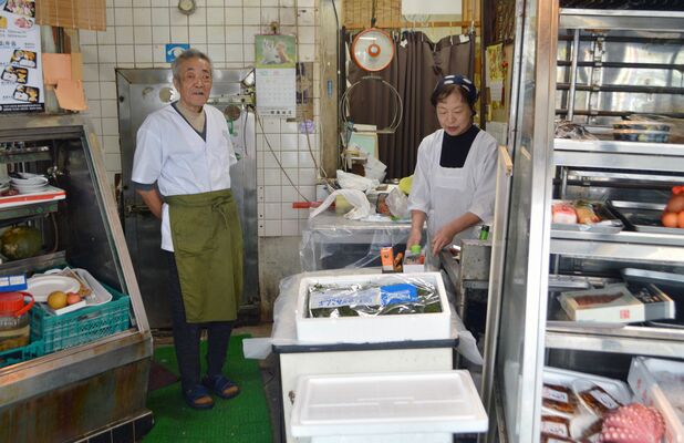 食堂に隣接する鮮魚店で作業する小暮さん（左）と百合子さん 