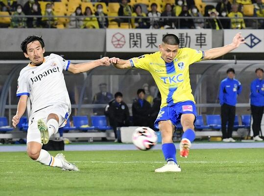 後半45分、栃木ＳＣのＭＦ南野（右）が同点ゴールを決める＝カンセキスタジアムとちぎ